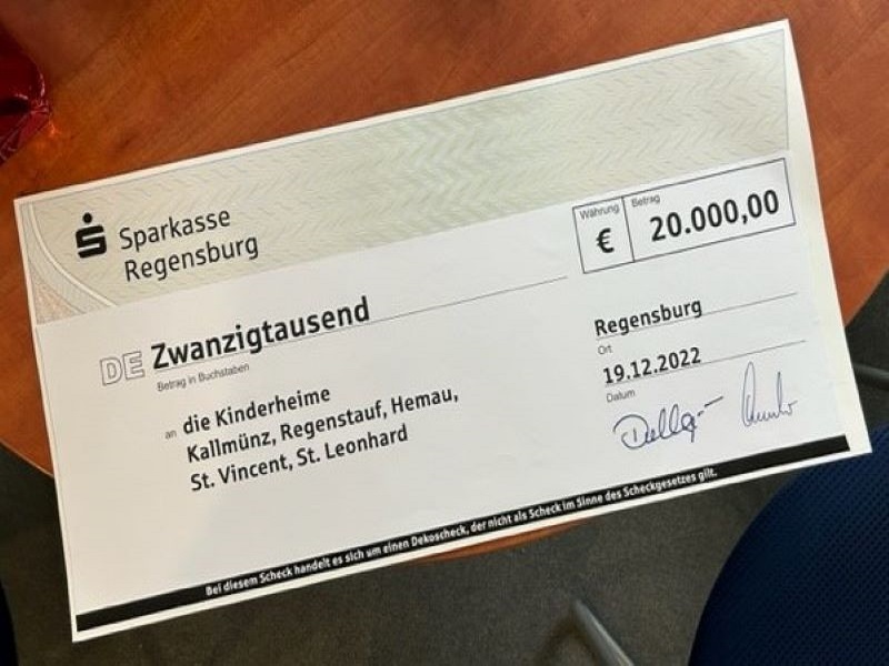 Aktive und ehemalige Mitarbeiter*innen der Sparkasse spenden an Kinderheime