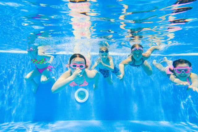 Kinder beim Schwimmen